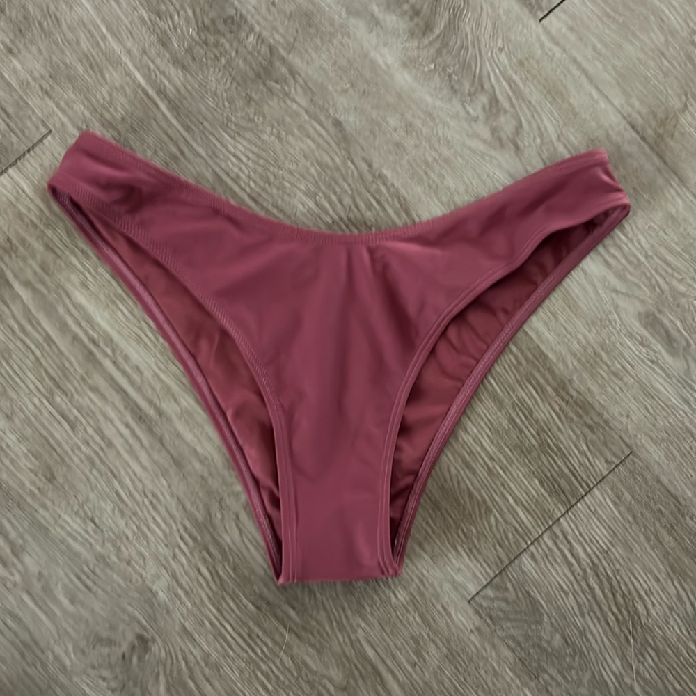 Hi cut swimsuit bottoms